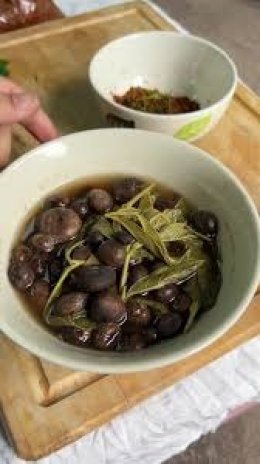 แกงเห็ดถอบ (เห็ดเผาะ) ใส่ใบมะเม่า