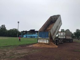 สต๊าฟและนักเตะปราจีนบุรีซิตี้ นำรายได้จากการจำหน่ายเสื้อแข่งขัน และของที่ระลึกมาปรับปรุงสนามแข่งขัน