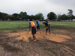 สต๊าฟและนักเตะปราจีนบุรีซิตี้ นำรายได้จากการจำหน่ายเสื้อแข่งขัน และของที่ระลึกมาปรับปรุงสนามแข่งขัน