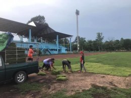 สต๊าฟและนักเตะปราจีนบุรีซิตี้ นำรายได้จากการจำหน่ายเสื้อแข่งขัน และของที่ระลึกมาปรับปรุงสนามแข่งขัน