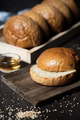 HONEY QUINOA WHOLEGRAIN BUNS