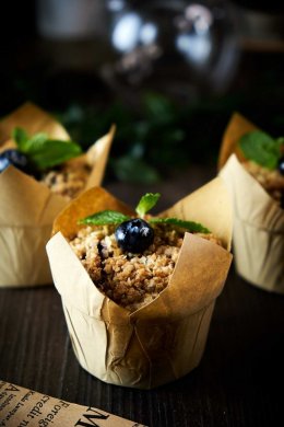 LOW-FAT BLUEBERRY CRUMBLE MUFFIN