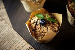 LOW-FAT BLUEBERRY CRUMBLE MUFFIN