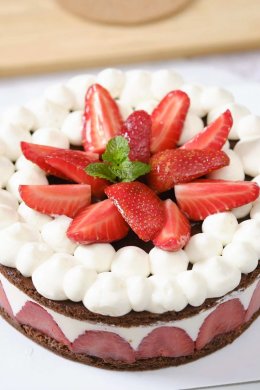 HIGH PROTEIN CHOCOLATE CAKE WITH YOGURT MOUSSE
