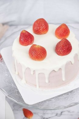 BLUSHING STRAWBERRY CAKE 