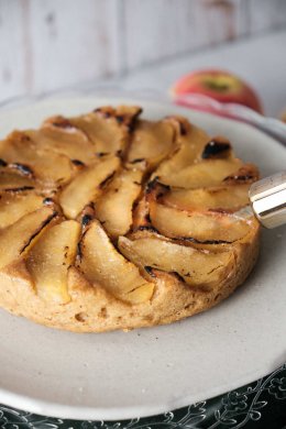 VEGAN UPSIDE-DOWN APPLE CAKE 