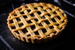 TRADITIONAL RAISIN PIE 