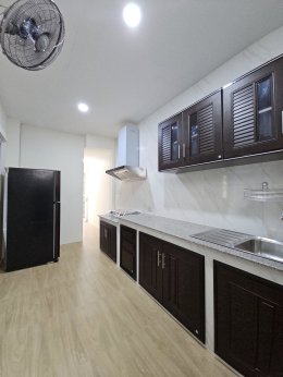 งานต่อเติมห้องครัวหลังบ้าน ติดตั้งชุดเคาน์เตอร์ครัว