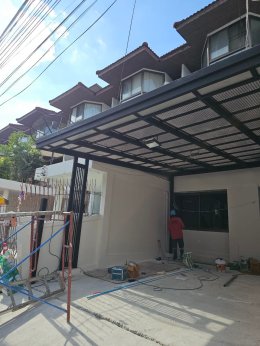 งานต่อเติมหลังคาที่จอดรถบ้านทาวน์โฮม