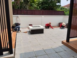 งานต่อเติมพื้นที่ข้างบ้านเป็นโซนนั่งเล่น