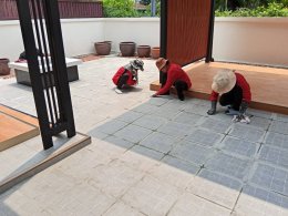 งานต่อเติมพื้นที่ข้างบ้านเป็นโซนนั่งเล่น