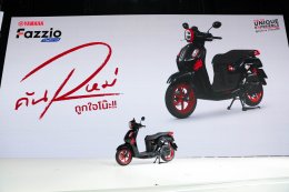 เด็กใหม่บุกบูทยามาฮ่าเปิดจักรวาลยูนีคเวิร์ส โชว์ความเป็นตัวเองกับมอเตอร์ไซค์สุดเทรนดี้ YAMAHA FAZZIO HYBRID #คันใหม่ถูกใจโน๊ะ!