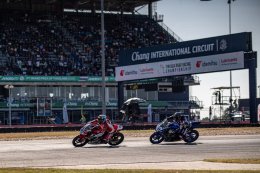 "โฮมเรซประวัติศาสตร์! นักบิดไทยเหมาแชมป์ทุกรุ่น 'ชิพ-มิกซ์-ไอเดีย-เติ้ล'  ยืนโพเดี้ยมที่ 1 ปิดฉาก เอเชีย โร้ด เรซซิ่ง 2025 อย่างยิ่งใหญ่