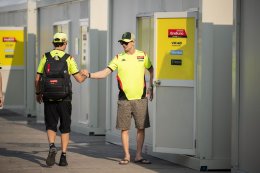 สัมผัสใกล้ชิด! เหล่านักบิด MotoGP เซอร์วิสแฟนคลับฉ่ำ ก่อนปิดฉากวันซ้อมสุดท้ายที่บุรีรัมย์