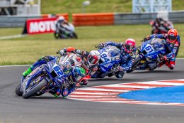 YAMAHA YZF-R9 เบิ้ลโพเดียม ออโตโดรม โมสต์ ออนจู ควง มายาส คว้าอันดับ 2-3 เวิลด์ ซูเปอร์สปอร์ต