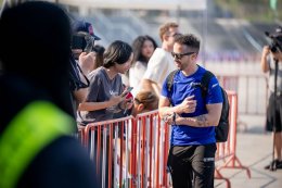 สัมผัสใกล้ชิด! เหล่านักบิด MotoGP เซอร์วิสแฟนคลับฉ่ำ ก่อนปิดฉากวันซ้อมสุดท้ายที่บุรีรัมย์