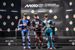 "พีที กรังด์ปรีซ์ ออฟ ไทยแลนด์" ทุบสถิติผู้ชมมากที่สุด "เบซเซ็คคี" ผงาดแชมป์สนามแรก - "มาร์เกซ" ดวงแตกยางระเบิด