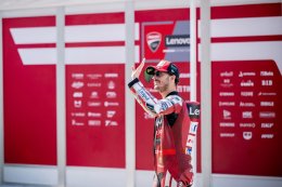 สัมผัสใกล้ชิด! เหล่านักบิด MotoGP เซอร์วิสแฟนคลับฉ่ำ ก่อนปิดฉากวันซ้อมสุดท้ายที่บุรีรัมย์