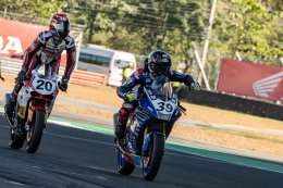 "โฮมเรซประวัติศาสตร์! นักบิดไทยเหมาแชมป์ทุกรุ่น 'ชิพ-มิกซ์-ไอเดีย-เติ้ล'  ยืนโพเดี้ยมที่ 1 ปิดฉาก เอเชีย โร้ด เรซซิ่ง 2025 อย่างยิ่งใหญ่