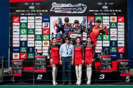 มันส์ระดับโลก! แสตมป์ แซงโค้งสุดท้ายเฉือน มิกซ์ สุดเดือด โอม-ภวัต พระเอกดังคว้าโพเดียมแรกในชีวิต