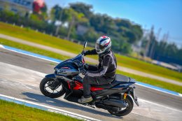 All New Yamaha NMAX Tech Max VS All New Yamaha AEROX 2025