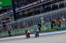 "พีที กรังด์ปรีซ์ ออฟ ไทยแลนด์" ทุบสถิติผู้ชมมากที่สุด "เบซเซ็คคี" ผงาดแชมป์สนามแรก - "มาร์เกซ" ดวงแตกยางระเบิด