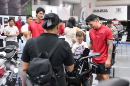 ยามาฮ่าต้อนรับทัพแข้งดังเมืองทอง ยูไนเต็ด เยี่ยมชมบูท YAMAHA THE UNIQUEVERSE