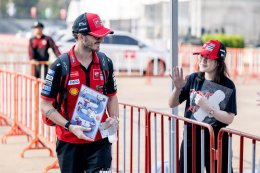 สัมผัสใกล้ชิด! เหล่านักบิด MotoGP เซอร์วิสแฟนคลับฉ่ำ ก่อนปิดฉากวันซ้อมสุดท้ายที่บุรีรัมย์