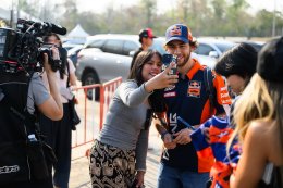 สัมผัสใกล้ชิด! เหล่านักบิด MotoGP เซอร์วิสแฟนคลับฉ่ำ ก่อนปิดฉากวันซ้อมสุดท้ายที่บุรีรัมย์