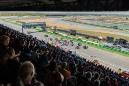 "พีที กรังด์ปรีซ์ ออฟ ไทยแลนด์" ทุบสถิติผู้ชมมากที่สุด "เบซเซ็คคี" ผงาดแชมป์สนามแรก - "มาร์เกซ" ดวงแตกยางระเบิด