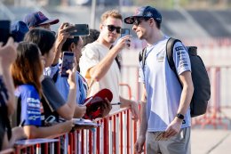 สัมผัสใกล้ชิด! เหล่านักบิด MotoGP เซอร์วิสแฟนคลับฉ่ำ ก่อนปิดฉากวันซ้อมสุดท้ายที่บุรีรัมย์