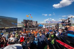 "พีที กรังด์ปรีซ์ ออฟ ไทยแลนด์" ทุบสถิติผู้ชมมากที่สุด "เบซเซ็คคี" ผงาดแชมป์สนามแรก - "มาร์เกซ" ดวงแตกยางระเบิด