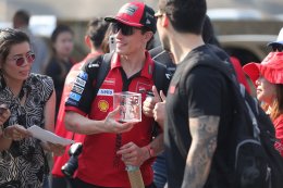 สัมผัสใกล้ชิด! เหล่านักบิด MotoGP เซอร์วิสแฟนคลับฉ่ำ ก่อนปิดฉากวันซ้อมสุดท้ายที่บุรีรัมย์