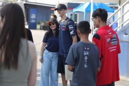 สัมผัสใกล้ชิด! เหล่านักบิด MotoGP เซอร์วิสแฟนคลับฉ่ำ ก่อนปิดฉากวันซ้อมสุดท้ายที่บุรีรัมย์