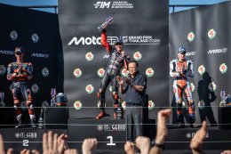 "พีที กรังด์ปรีซ์ ออฟ ไทยแลนด์" ทุบสถิติผู้ชมมากที่สุด "เบซเซ็คคี" ผงาดแชมป์สนามแรก - "มาร์เกซ" ดวงแตกยางระเบิด