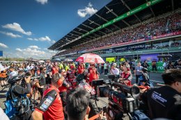 "พีที กรังด์ปรีซ์ ออฟ ไทยแลนด์" ทุบสถิติผู้ชมมากที่สุด "เบซเซ็คคี" ผงาดแชมป์สนามแรก - "มาร์เกซ" ดวงแตกยางระเบิด