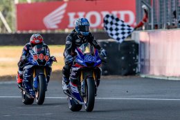 เพลงชาติไทยกระหึ่ม! แสตมป์ เข้าวิน โฮมเรซ ตี-ไอเดีย-อุ้ม พาเหรดกวาดโพเดียม Asia Road Racing