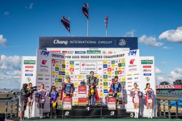 เพลงชาติไทยกระหึ่ม! แสตมป์ เข้าวิน โฮมเรซ ตี-ไอเดีย-อุ้ม พาเหรดกวาดโพเดียม Asia Road Racing