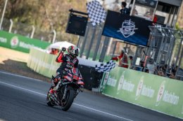 "พีที กรังด์ปรีซ์ ออฟ ไทยแลนด์" ทุบสถิติผู้ชมมากที่สุด "เบซเซ็คคี" ผงาดแชมป์สนามแรก - "มาร์เกซ" ดวงแตกยางระเบิด