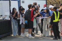 สัมผัสใกล้ชิด! เหล่านักบิด MotoGP เซอร์วิสแฟนคลับฉ่ำ ก่อนปิดฉากวันซ้อมสุดท้ายที่บุรีรัมย์