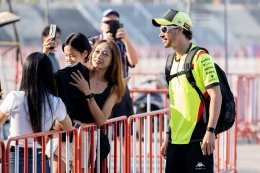 สัมผัสใกล้ชิด! เหล่านักบิด MotoGP เซอร์วิสแฟนคลับฉ่ำ ก่อนปิดฉากวันซ้อมสุดท้ายที่บุรีรัมย์