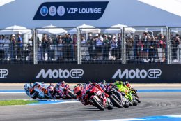 "พีที กรังด์ปรีซ์ ออฟ ไทยแลนด์" ทุบสถิติผู้ชมมากที่สุด "เบซเซ็คคี" ผงาดแชมป์สนามแรก - "มาร์เกซ" ดวงแตกยางระเบิด