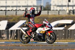 "โฮมเรซประวัติศาสตร์! นักบิดไทยเหมาแชมป์ทุกรุ่น 'ชิพ-มิกซ์-ไอเดีย-เติ้ล'  ยืนโพเดี้ยมที่ 1 ปิดฉาก เอเชีย โร้ด เรซซิ่ง 2025 อย่างยิ่งใหญ่