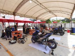 ไทยยามาฮ่าร่วมกับผู้จำหน่ายภาคใต้ 23 ร้าน ส่งทีมเซอร์วิสลงพื้นที่ 10 จังหวัดภาคใต้ มอบบริการตรวจเช็กซ่อมบำรุงเปลี่ยนอะไหล่ ฟรี ช่วยผู้ประสบอุทกภัยอย่างต่อเนื่อง ภายใต้โครงการ ยามาฮ่าร่วมใจช่วยผู้ประสบภัยน้ำท่วม