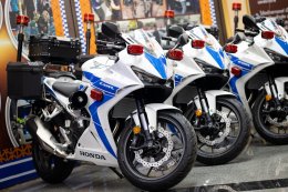 ดร.ชุมพล พรประภา บริจาครถจักรยานยนต์ติดตั้งอุปกรณ์ 9 คัน มูลค่ากว่า 2.8 ล้านบาท แก่กองบังคับการตำรวจจราจร สร้างบุญโอกาสครบ 84 ปี