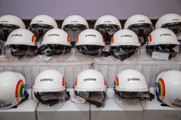 ยามาฮ่ามอบหมวกนิรภัยขนาดเล็ก มาตรฐาน มอก. ให้มูลนิธิความปลอดภัยทางถนน เพื่อรณรงค์ลดการสูญเสีย และสร้างวินัยจราจรให้เยาวชนไทย