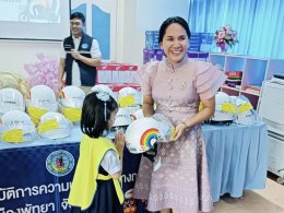 กรมป้องกันและบรรเทาสาธารณภัย (ปภ.) ส่งต่อความห่วยใยจาก ไทยยามาฮ่า มอบหมวกนิรภัยขนาดเล็กให้กับเด็กและเยาวชนเมืองพัทยา จำนวน 100 ใบ