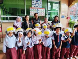กรมป้องกันและบรรเทาสาธารณภัย (ปภ.) ส่งต่อความห่วยใยจาก ไทยยามาฮ่า มอบหมวกนิรภัยขนาดเล็กให้กับเด็กและเยาวชนเมืองพัทยา จำนวน 100 ใบ