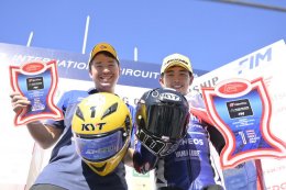 เพลงชาติไทย กระหึ่ม ! ไอเดีย-กฤตภัทร คว้าชัยเรซ 2 ศึกเอเชีย โร้ด รุ่น 250