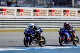 เพลงชาติไทย กระหึ่ม ! ไอเดีย-กฤตภัทร คว้าชัยเรซ 2 ศึกเอเชีย โร้ด รุ่น 250